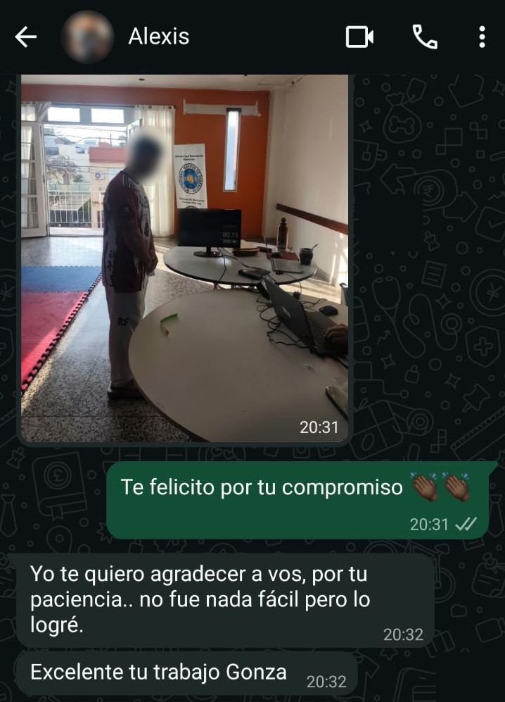 Mensajes de Alexis por WhatsApp: Su foto en la balanza del pesaje. Gonzalo: Te felicito por tu compromiso. Yo te quiero agradecer a vos, por tu paciencia.. no fue nada fácil pero lo logré. Excelente tu trabajo Gonza